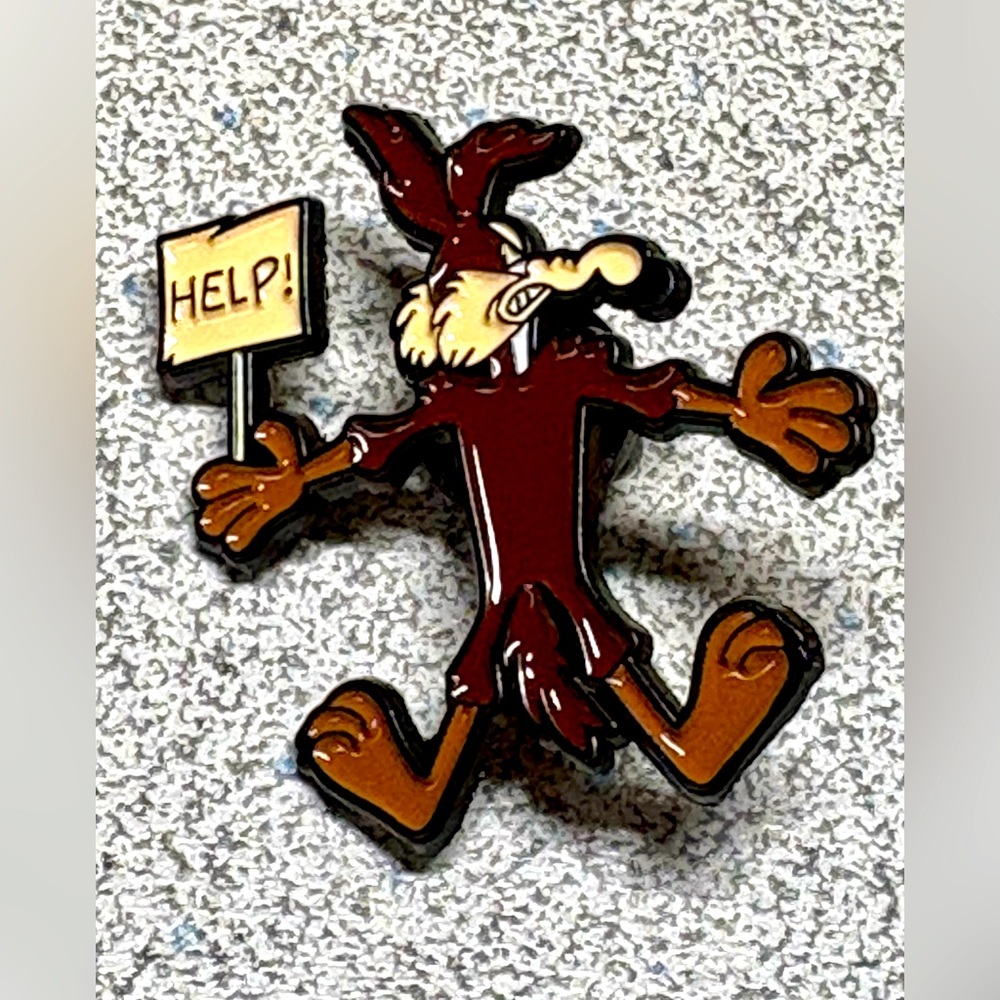 🐰 Wylie coyote/bugs bunny TV cartoon series pin/brooch-lapel